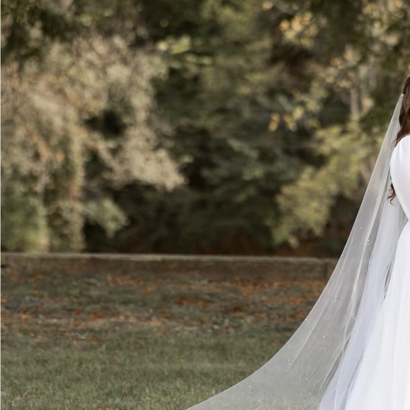 Vow'd Weddings Elegant White Wedding Veil - Picture 2 of 5